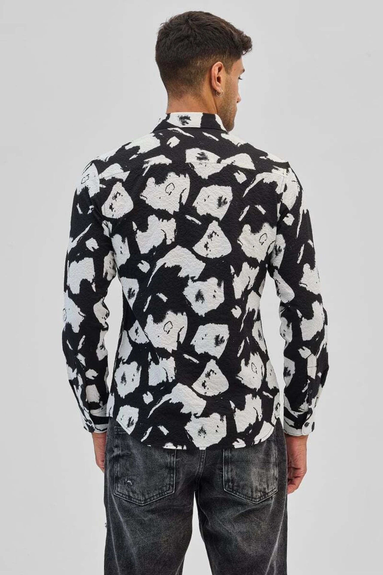 Snitch Black White Slim Fit Printed Spread Collar Shirt for Men