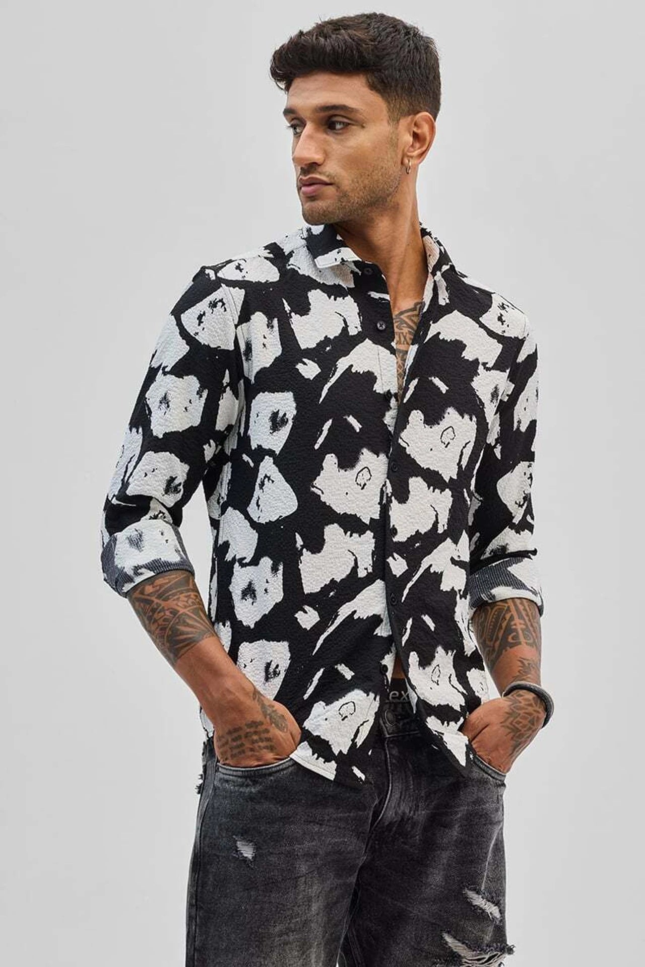 Snitch Black White Slim Fit Printed Spread Collar Shirt for Men