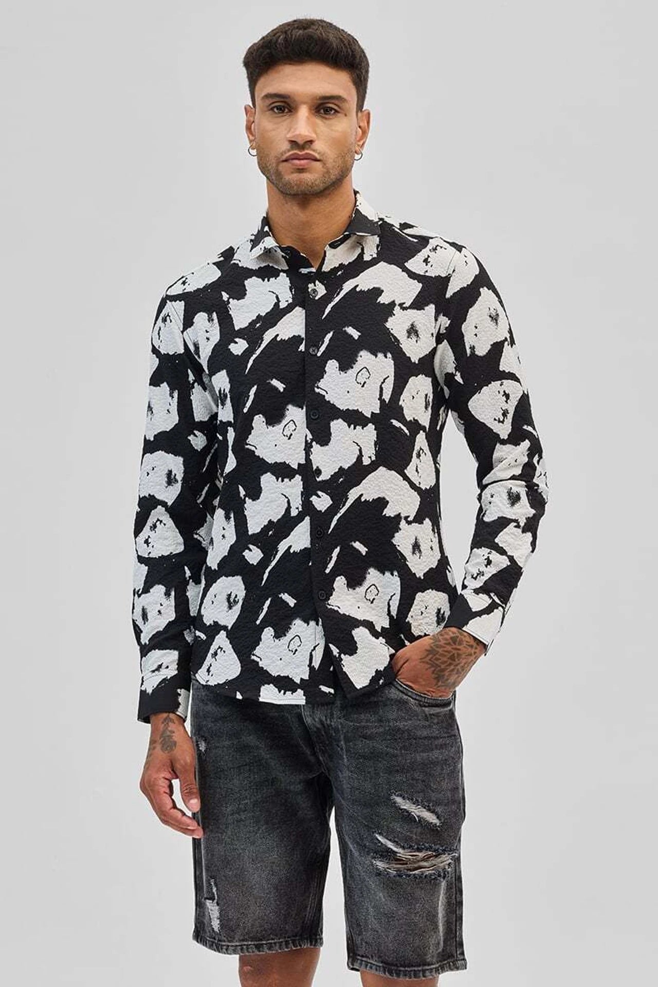 Snitch Black White Slim Fit Printed Spread Collar Shirt for Men
